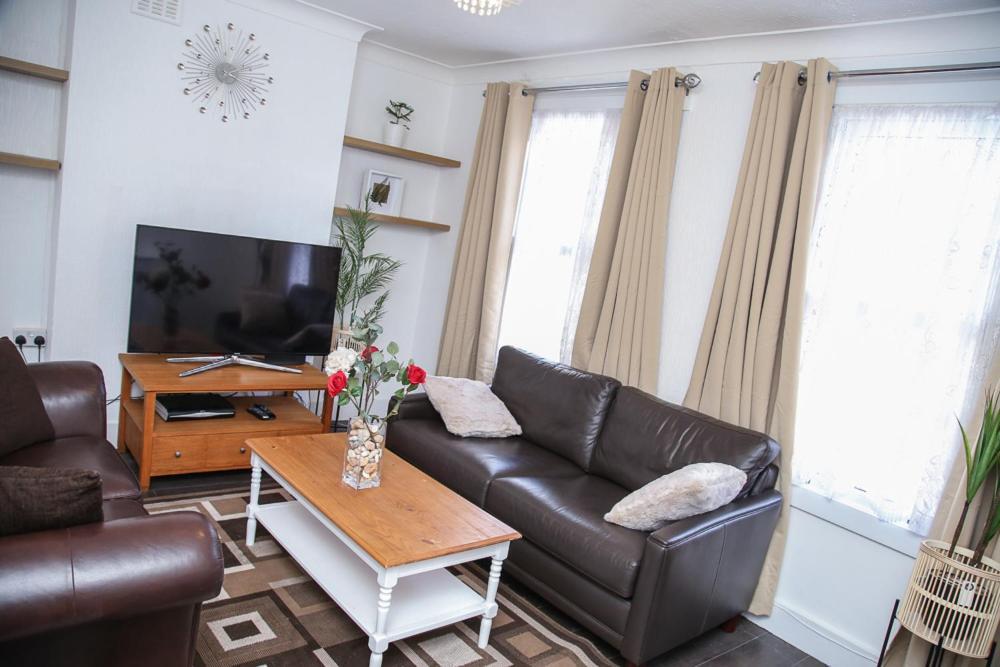 Newly Refurbished 3 Bedroom House Close To Central Apartament